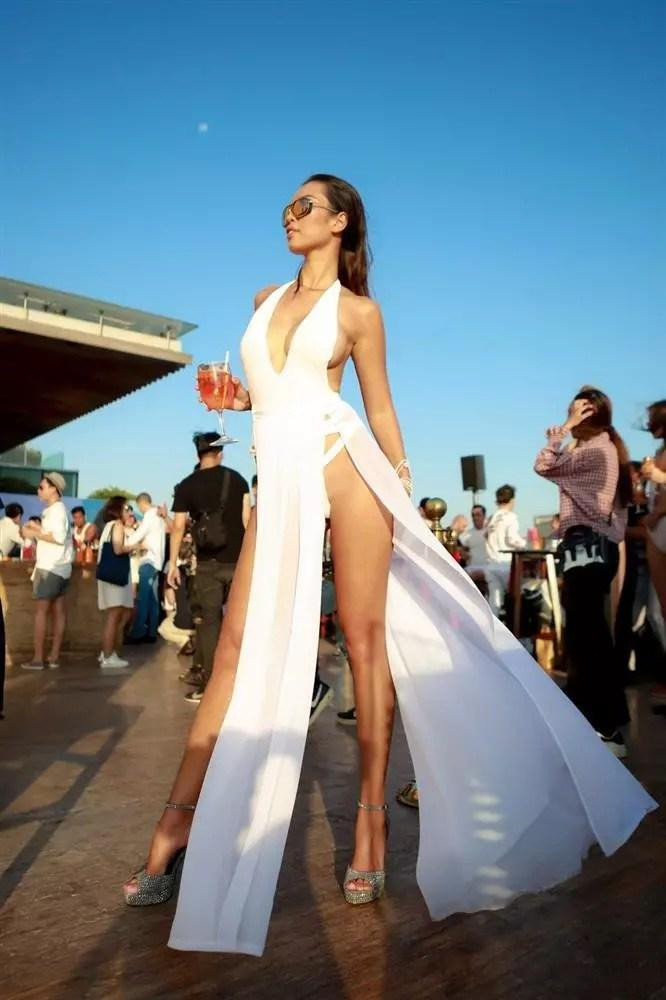 Cùng với đó là các góc chụp táo bạo, không phân định đẹp hay chưa đẹp nhưng về suy nghĩ của đại đa số văn hoá Á Đông thì Hà Anh có phần khá phản cảm. 