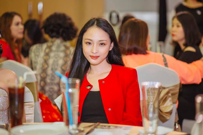 Cô hiện tại vẫn lẻ bóng và vui vẻ với những lựa chọn của bản thân.