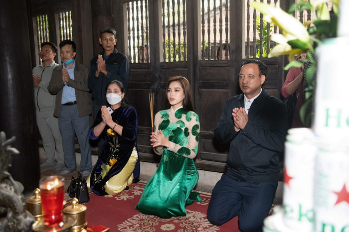 Thời trang tiết kiệm của Đỗ Thị Hà: Netizen vỗ tay bôm bốp tán thưởng hết lời Ảnh 5