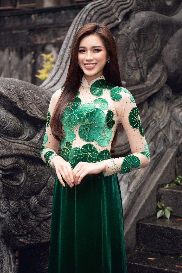 Thiết kế áo dài đơn giản nhưng vô cùng tinh tế khi thể hiện trọn vẹn nét đẹp của người con gái Thanh Hoá trong dòng máu Việt Nam.