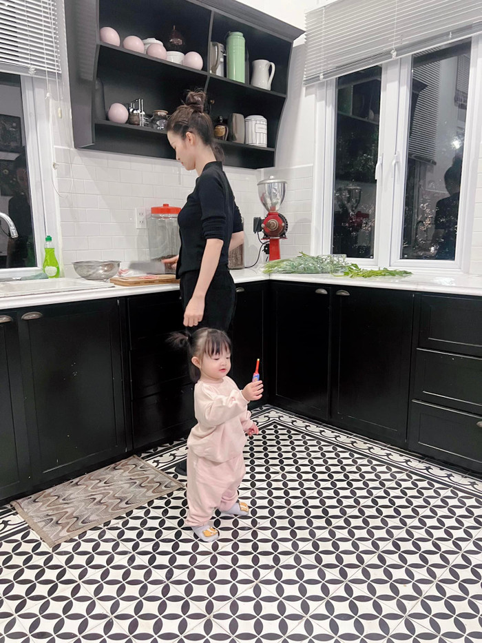 Vừa thoát vai trợ lý, Winnie lại vội tất bật vào bếp phụ mẹ.