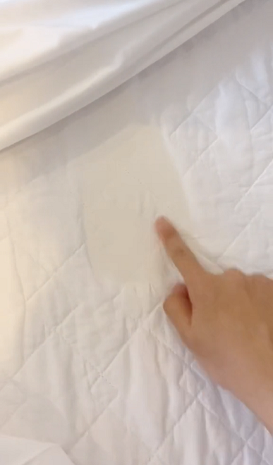  Chiếc vỏ chăn bị cháy. 