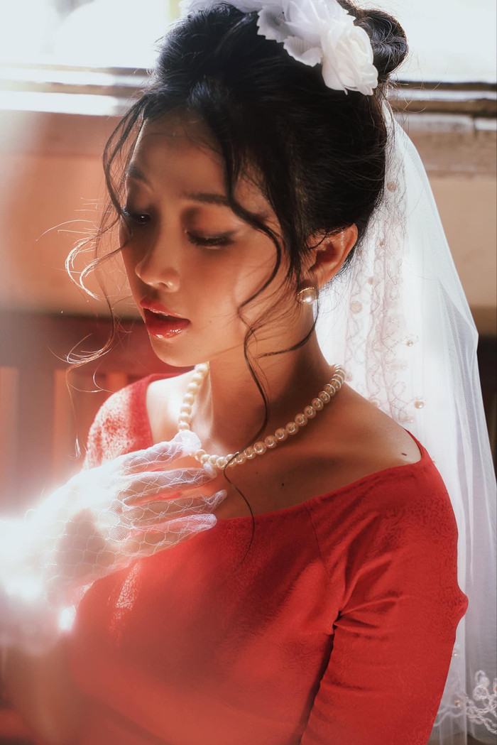 Cận cảnh nhan sắc kiều diễm của Liêu Hà Trinh