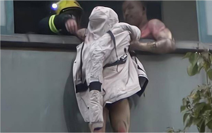 Người vợ được chồng túm chặt tay ngoài ban công trong đám cháy đã qua đời Ảnh 2