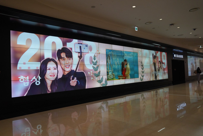 Biển quảng cáo dài 100m trong trung tâm thương mại.