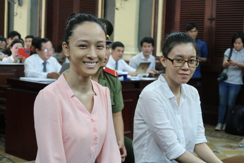 Hoa Hậu Trương Hồ Phương Nga và Thùy Dung thời điểm hầu tòa