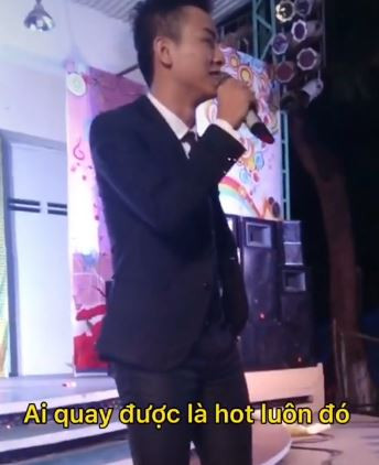 Khi đã trở lại sân khấu, anh chàng trêu đùa: 'Ai quay được là hot luôn đó'