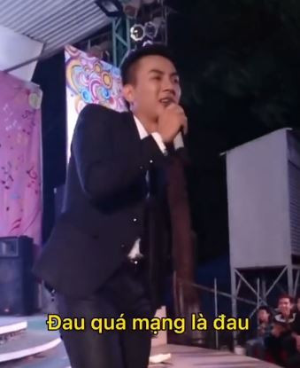 Nhưng anh chàng cũng đã thể hiện sự đau đớn sau khi bất ngờ bị ngã ở khu vực khán giả