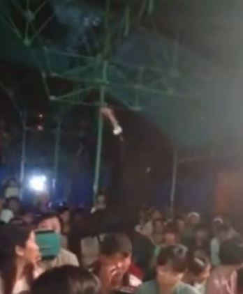 Khi anh chàng trèo lên một vị trí cao hơn thì vô tình bị trượt chân ngã trước sự lo lắng của những khán giả tại buổi biểu diễn, chiếc mic cũng rơi theo và tắt tiếng, vô tình đã khẳng định khả năng hát live ổn định của Hoài Lâm