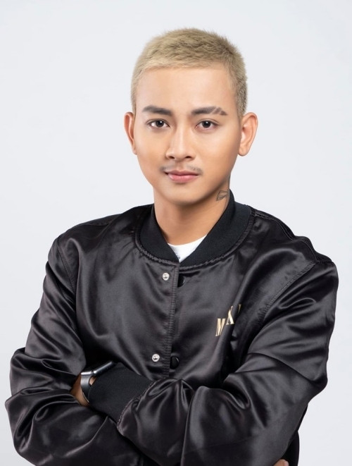 Hoài Lâm sinh năm 1995, là con trai nuôi của nghệ sĩ Hoài Linh. Anh được khán giả nhớ đến với chất giọng truyền cảm và ngoại hình điển trai