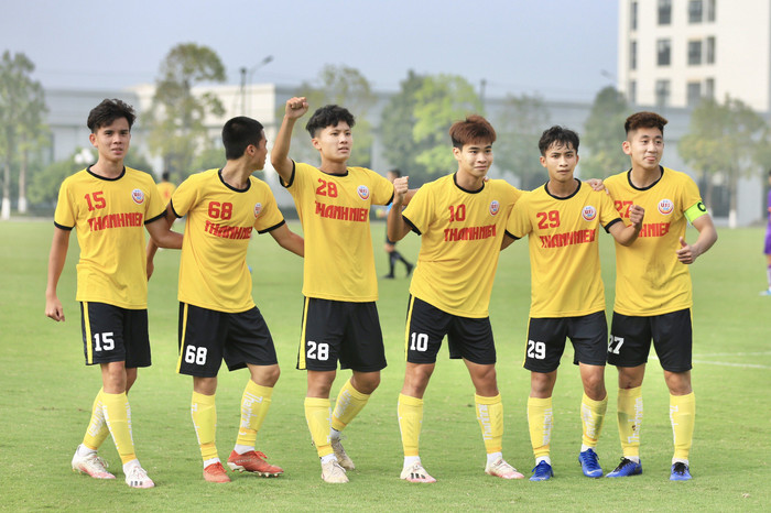 Em họ Công Phượng ghi 2 bàn giúp Học viện Nutifood JMG đã thắng Bình Dương 3-1, qua đó giành vé vào tứ kết U19 Quốc gia 2022. Ảnh: Phương Thuý
