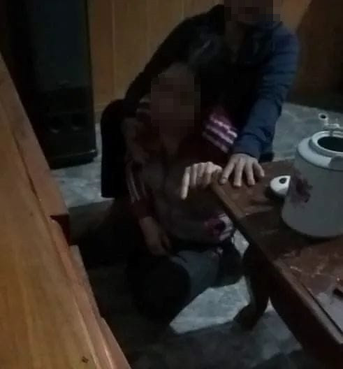 Mẹ của H. khóc ngất khi con gái bỏ nhà đi.