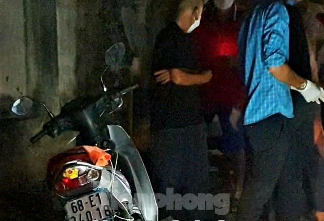 Chiếc xe máy cạnh thi thể nạn nhân. (Ảnh: Tiền Phong) 