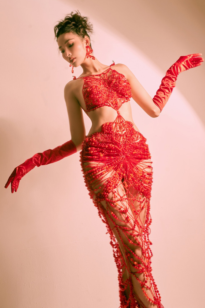 Top 20 Miss Universe Hoàng Thùy diện váy soi rọi 90% cơ thể: Đúng là 'vừa đỏ vừa thơm' Ảnh 8