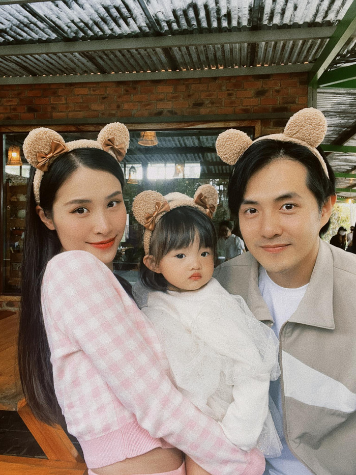 Hình ảnh ái nữ Winnie bên bố Ông Cao Thắng và mẹ Đông Nhi