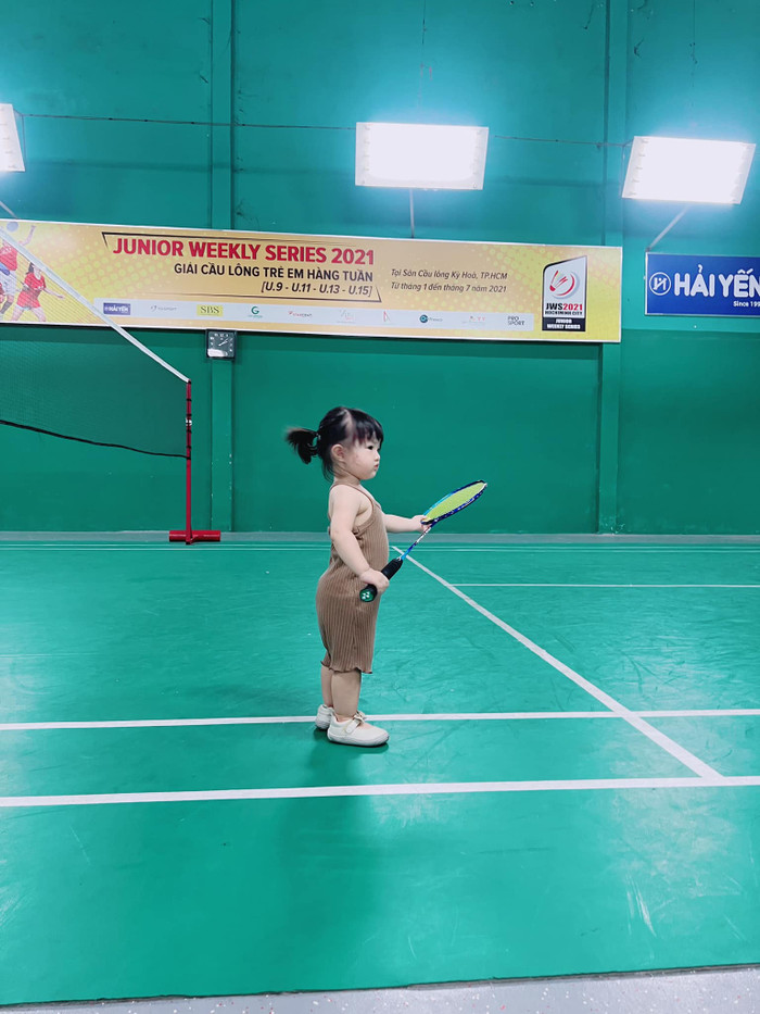 Ông Cao Thắng đã khoe khoảnh khắc con gái cầm vợt cầu lông và kèm theo dòng chú thích hài hước: 'Đệ tử chân truyền của ba'