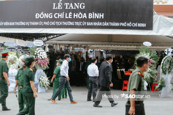 Bên ngoài khuôn viên nhà tang lễ, nhiều vòng hoa đã được gửi đến thay cho lời chia buồn sâu sắc