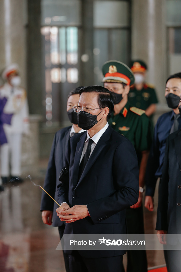 Chủ tịch UBND TP.HCM Phan Văn Mãi, Trưởng Ban Tổ chức Lễ tang, thắp nén hương cho ông Lê Hòa Bình