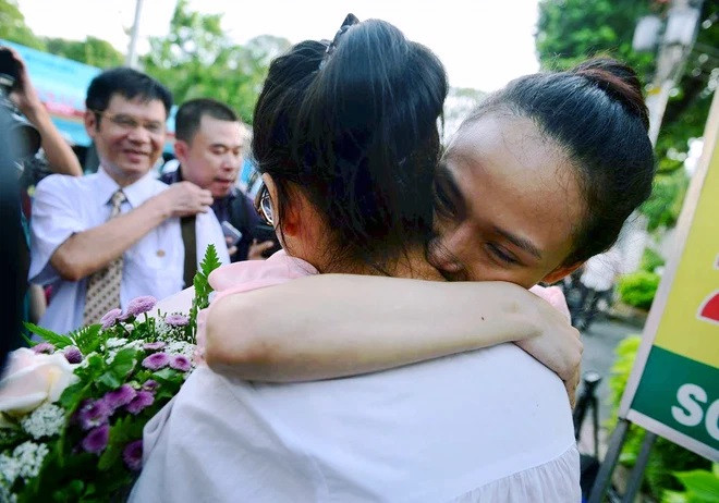 Phương Nga ôm chặt Thùy Dung sau khi được tự do