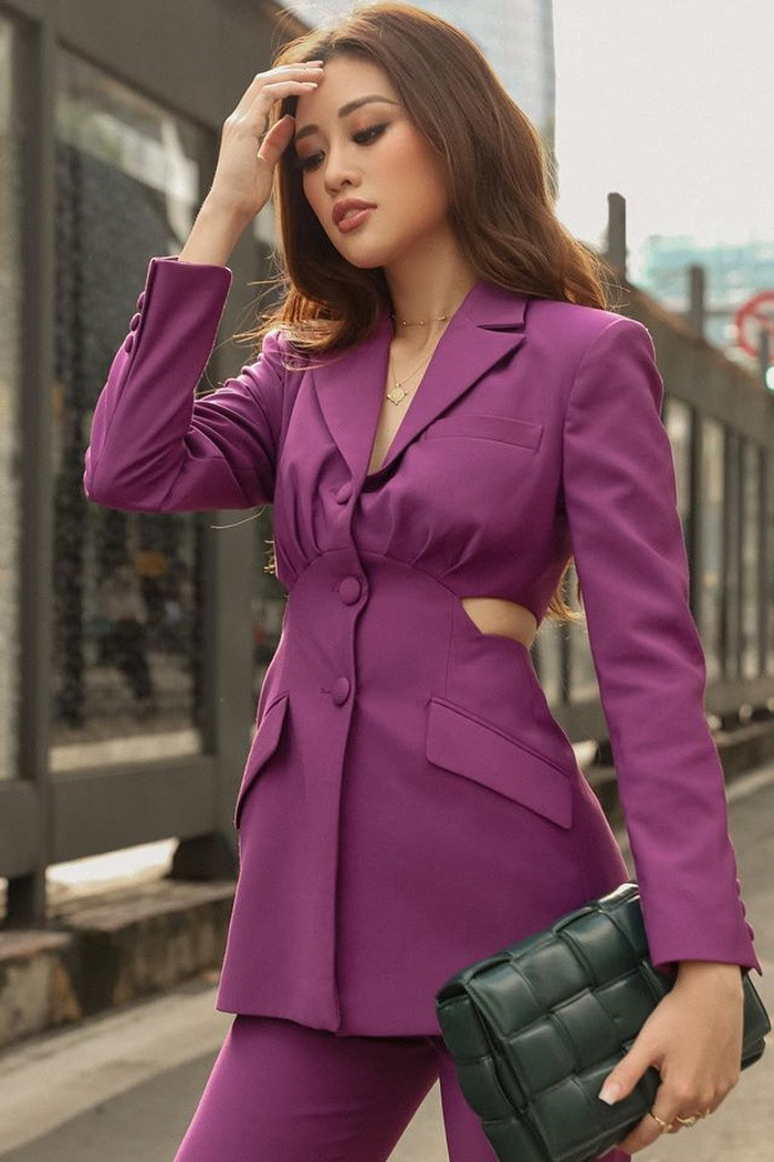 Suốt hành trình chuẩn bị đến với Miss Universe 2020, cô cũng ưu ái diện những bộ vest màu tím 