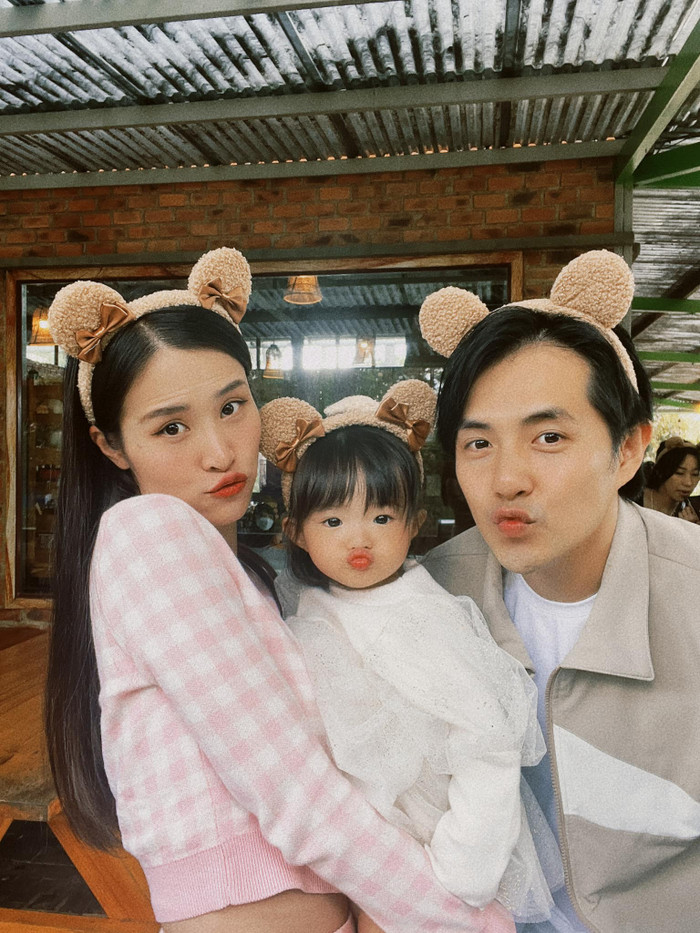 Gia đình Đông Nhi - Ông Cao Thắng cùng cô bé Winnie đầy đáng yêu 