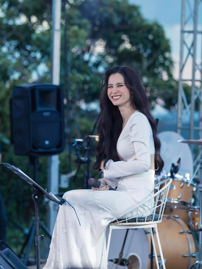 'Có những yêu thương nào' phiên bản 'sóng gió' nhất trên sân khấu của Đông Nhi khiến fan rùng mình Ảnh 4