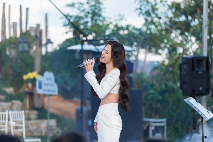 'Có những yêu thương nào' phiên bản 'sóng gió' nhất trên sân khấu của Đông Nhi khiến fan rùng mình Ảnh 10