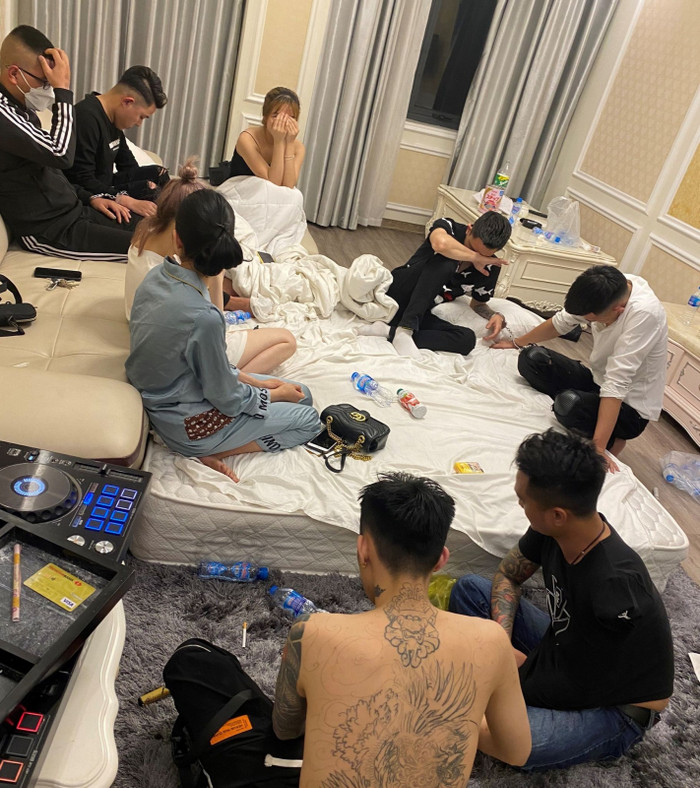 Các đối tượng bị bắt quả tang đang 'mở tiệc' ma túy