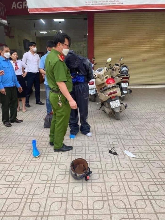 Nghi phạm cướp ngân hàng bị khống chế. (Ảnh: Thái Nguyên 24h).