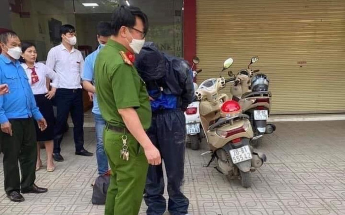 Nghi phạm trùm kín người xông vào cướp ngân hàng Agribank rồi bị khống chế Ảnh 2