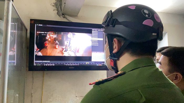 Lực lượng chức năng trích xuất camera để điều tra vụ việc. Ảnh: Báo Thanh Niên 