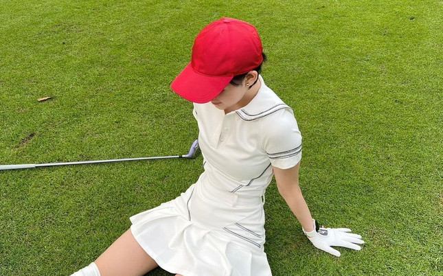 Hiền Hồ tái xuất sau vụ 'anh em nương tựa nhau', khoe ảnh đi đánh golf nóng bỏng Ảnh 2