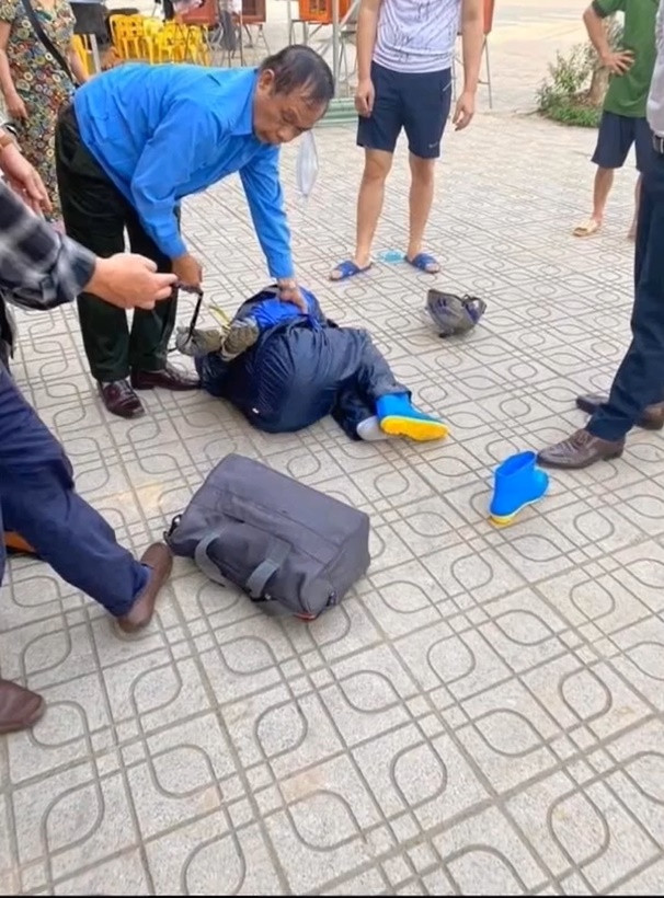 Đối tượng cướp ngân hàng bị người dân bắt tại trận.