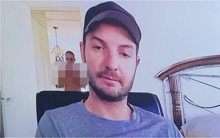 Khỏa thân đi vào phòng ngủ, người đàn ông ngượng chín mặt khi phát hiện điều này Ảnh 2