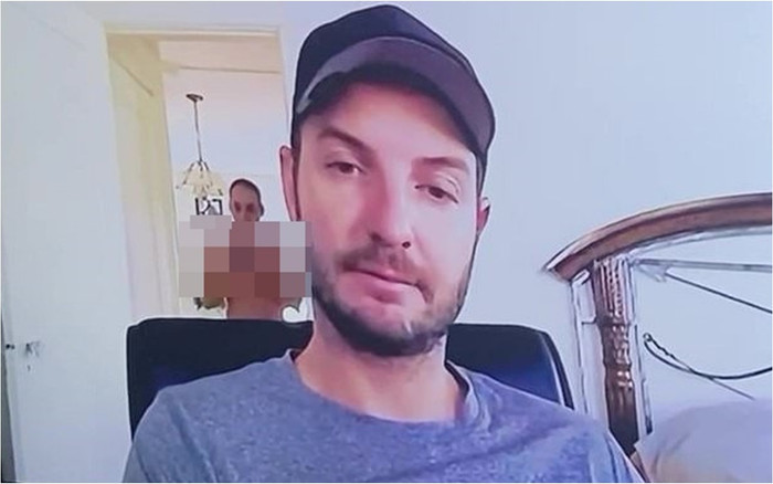 Khỏa thân đi vào phòng ngủ, người đàn ông ngượng chín mặt khi phát hiện điều này Ảnh 3