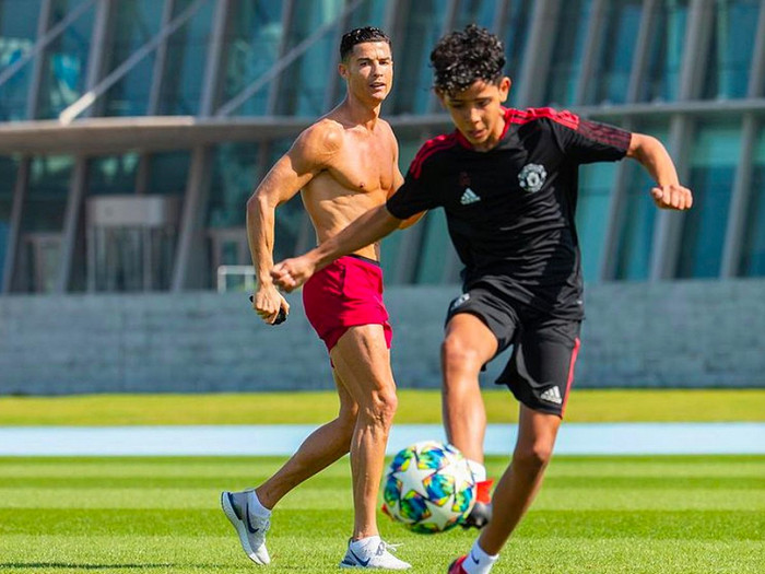 Ở tuổi 37, Ronaldo duy trì được thể chất của một cầu thủ gần bằng nửa tuổi anh.