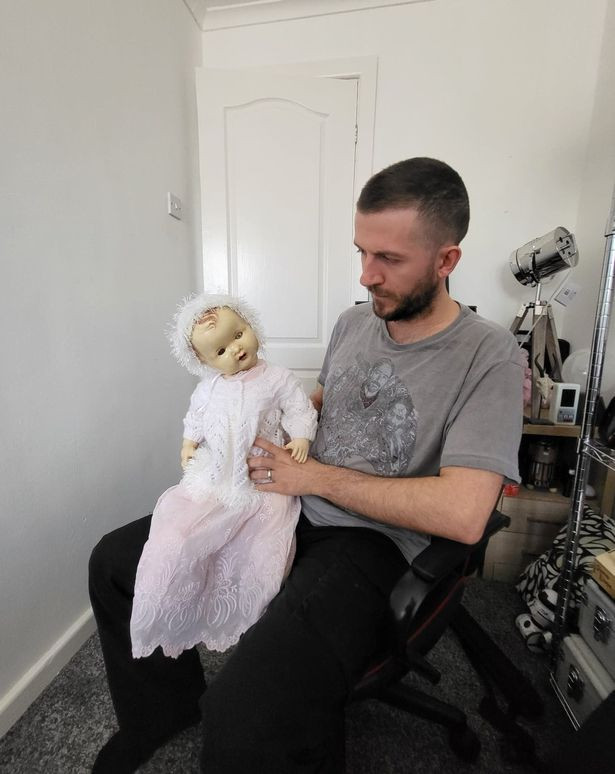 Anh Lee bên con búp bê 'kỳ lạ' mà mình được tặng. (Ảnh: Mirror)