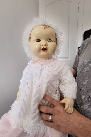 Món quà mà cặp vợ chồng được gửi đến là một con búp bê. (Ảnh: Mirror)