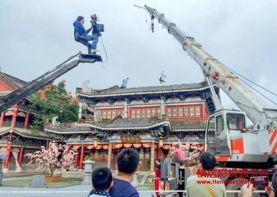 Nhiều đoàn phim bị kéo dài thời gian quay do đại dịch.