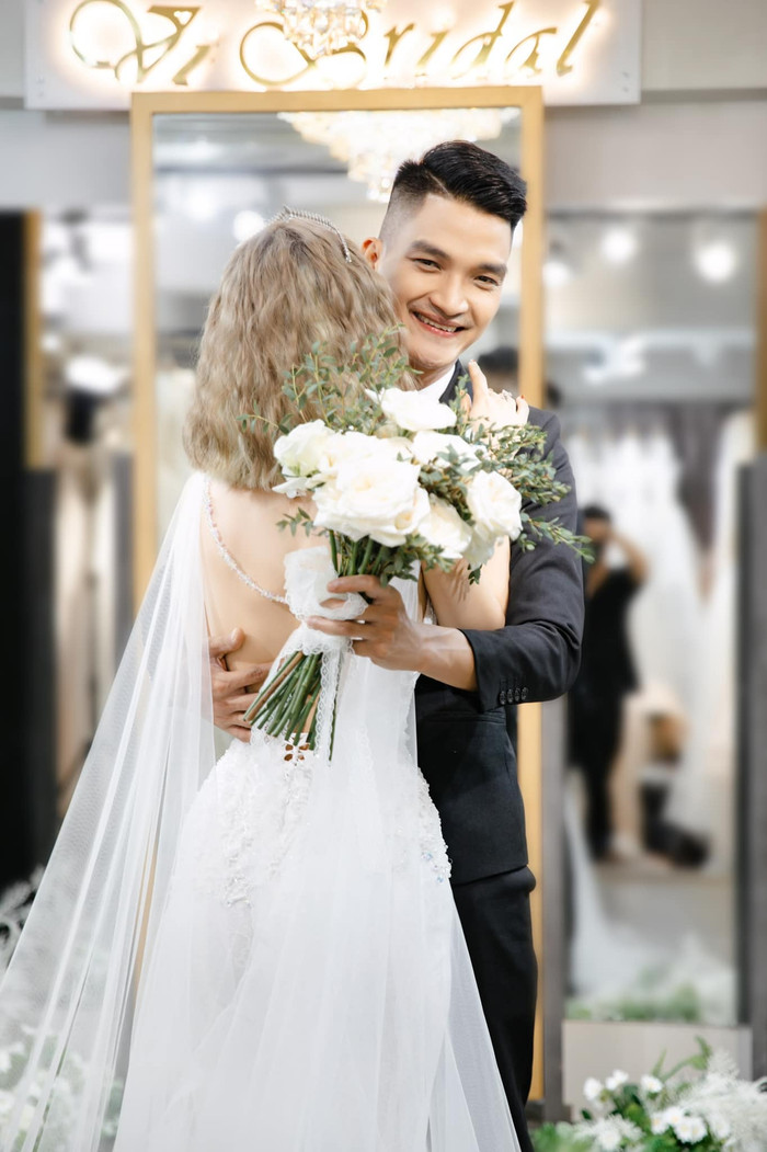 Nam diễn viên không thể giấu sự hạnh phúc khi lưu lại khoảnh khắc đáng nhớ cùng người bạn đời