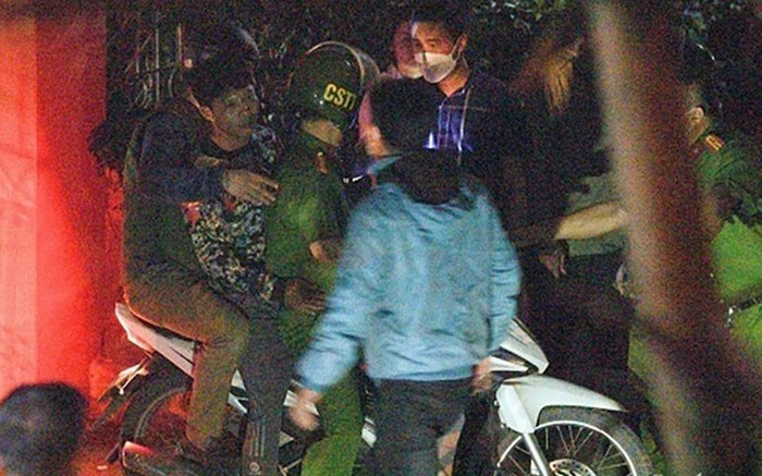 Gã đàn ông khống chế con gái 7 tuổi, đổ xăng dọa đốt nhà vì muốn gặp bạn gái Ảnh 2