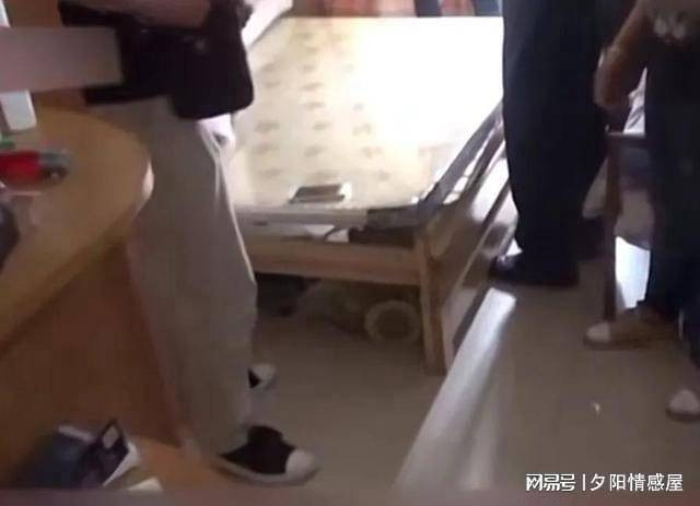 Ông Liu báo cảnh sát vì cho rằng dưới gầm giường nhà mình xuất hiện một kẻ lạ mặt. Ảnh: Sohu