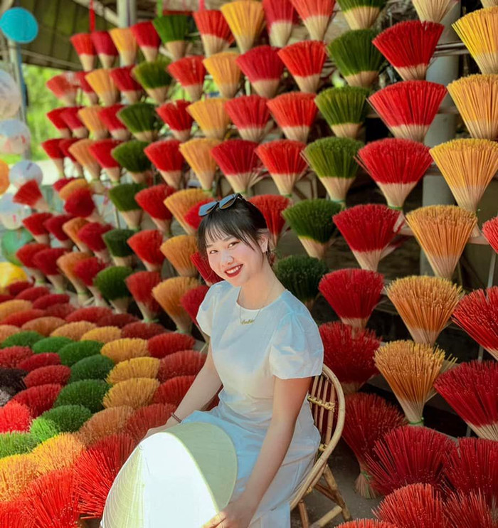 Phương Anh cho biết cô nàng bị những cô bán hàng ở Huế 'mê hoặc', chẳng phải vì lý do gì, đơn giản là họ hồn hậu và rất dễ mến.