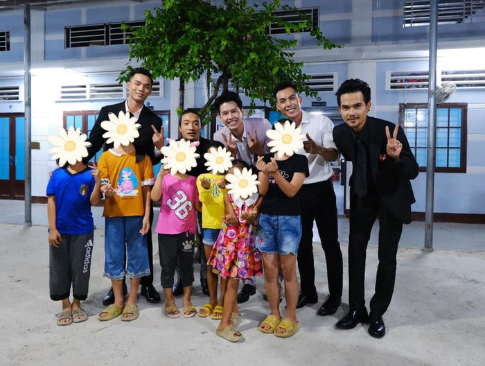 Sau khi kết thúc họp báo, Xuân Lan cùng dàn người mẫu đến thăm các trẻ em kém may mắn.