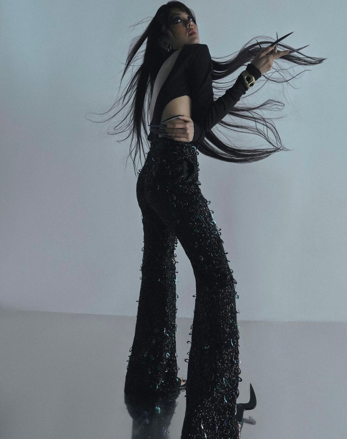 Minh Hằng thực hiện bộ ảnh độc lạ, khoe vẻ đẹp hắc mùi ma mị.