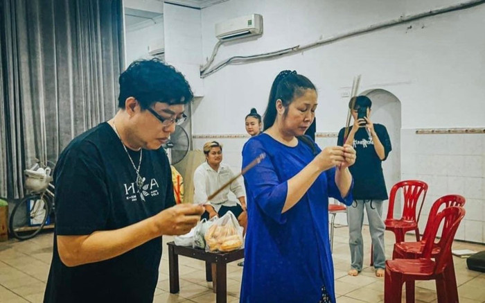 Nghệ sĩ Hồng Vân cùng đồng nghiệp làm lễ cúng cố diễn viên Anh Vũ, Mai Phương tại sân khấu Ảnh 2