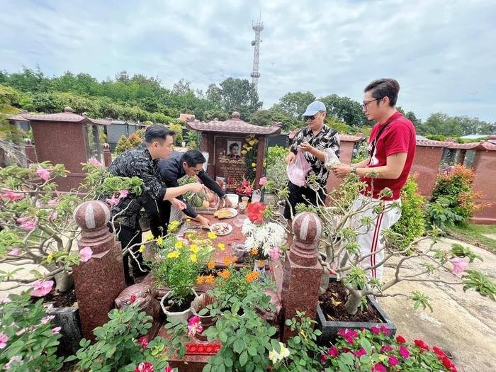 Nghệ sĩ Hồng Vân cùng đồng nghiệp làm lễ cúng cố diễn viên Anh Vũ, Mai Phương tại sân khấu Ảnh 6