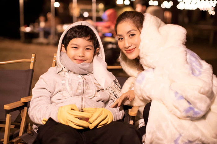 Kubi ở nhà được ông bà, bố mẹ chăm sóc nên đã tăng cân nhìn cậu bé lớn hơn rõ rệt.