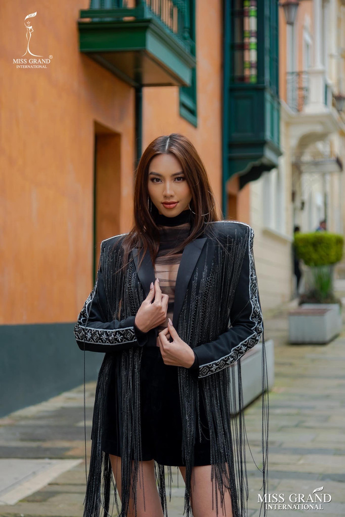 Sau lùm xùm ngồi vắt chân kém duyên, Miss Grand Thùy Tiên khoe dáng ngồi sang chảnh hết phần thiên hạ Ảnh 8