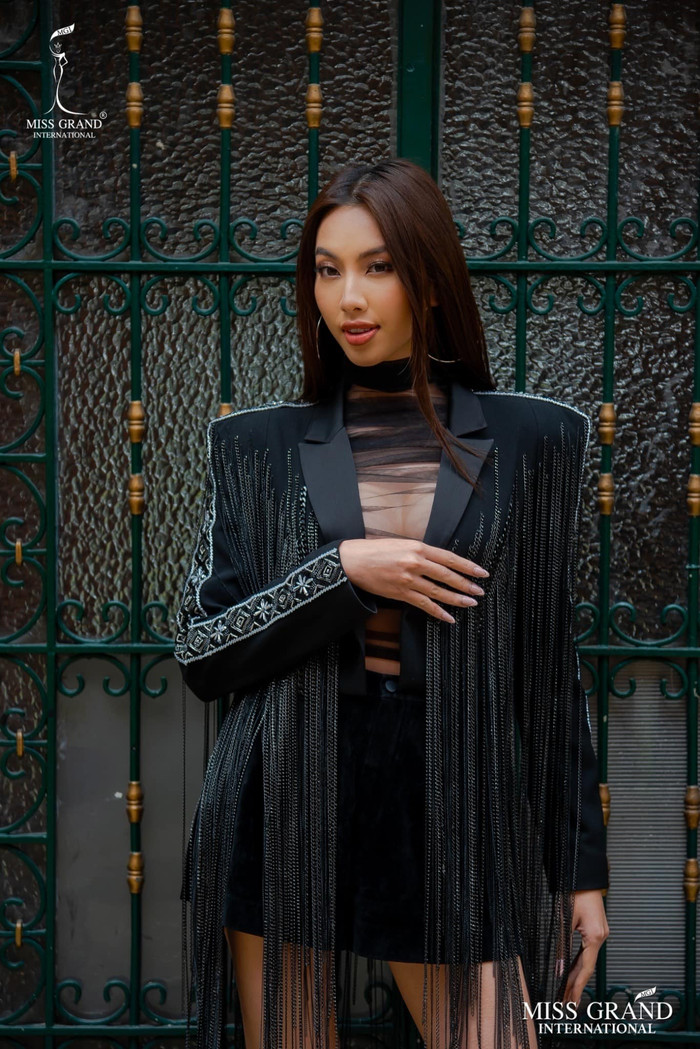 Sau lùm xùm ngồi vắt chân kém duyên, Miss Grand Thùy Tiên khoe dáng ngồi sang chảnh hết phần thiên hạ Ảnh 7